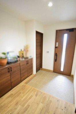 【玄関】 | つくば市上郷 | ゆったり開放的な玄関　隣には3.3帖のシューズクロークがあります　靴が多い方や家族が多いと大変重宝するスペースです