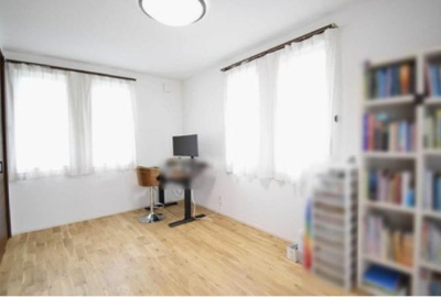 【洋室】 | 築４年のおしゃれな平屋／つくば市上郷 | 中庭をいつも眺めることが出来る2面採光の8.5帖洋室　