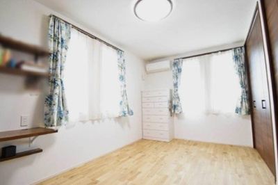 【洋室】 | つくば市上郷 | 2面採光の明るい洋室　造付けのL字カウンターシェルフがあります