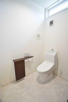 【トイレ】 | 築４年のおしゃれな平屋／つくば市上郷 | トイレは2ヶ所あり、一方は車椅子でも利用できる段差がなく開口が広いバリアフリータイプ
