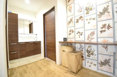 【洗面所】 | つくば市上郷 | 広い洗面スペース　カウンターがあり、ゆっくりと身支度が整えられます