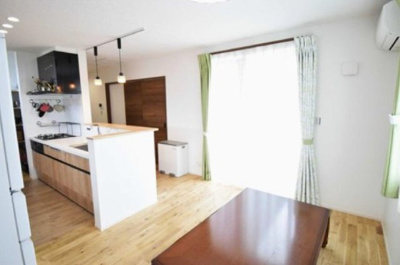 【キッチン】 | つくば市上郷 | キッチン隣にはダイニングテーブルをおいて料理をしながら家族とのコミュニケーションが取れます