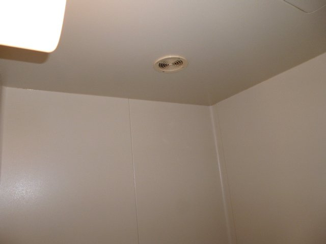 岡山市南区彦崎のアパートの浴室