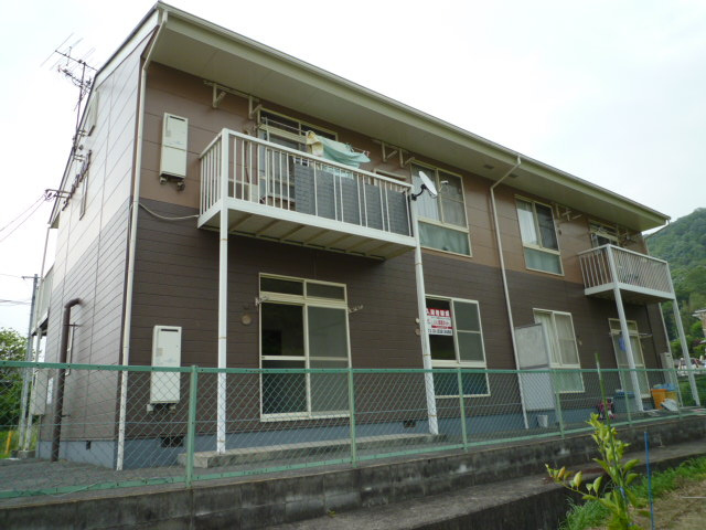 岡山市南区彦崎のアパートの外観