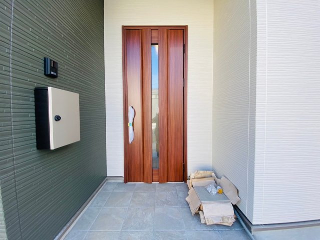 よかタウン／南区八幡７丁目2期／４号棟のエントランス|開放感のある玄関。雨の日でも濡れずに宅配の荷物が受け取れます。