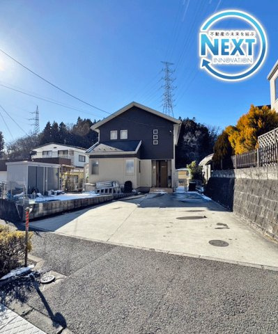 仙台市泉区鶴が丘二丁目の外観|ゆとりある駐車場で急な来客も対応できる広さ♪前面道路広いので車の出し入れも苦じゃない！