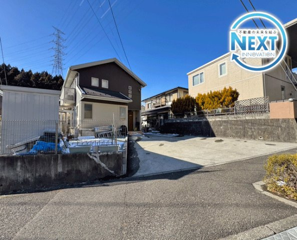 仙台市泉区鶴が丘二丁目の外観|閑静な街並みに佇む本邸宅は、広い駐車スペースを備えたマイカー生活も快適な戸建◎