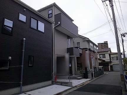 広島市佐伯区藤垂園　新築一戸建て(全3棟)の前面道路含む現地写真