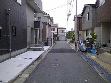 広島市佐伯区藤垂園　新築一戸建て(全3棟)の前面道路含む現地写真