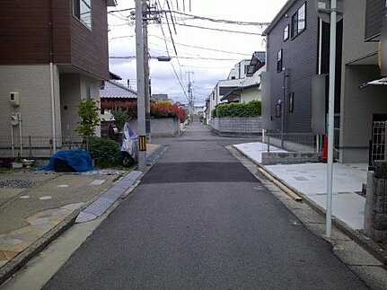 広島市佐伯区藤垂園　新築一戸建て(全3棟)の前面道路含む現地写真