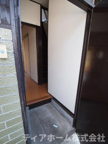 中曽司町テラスハウスの玄関|明るい玄関です