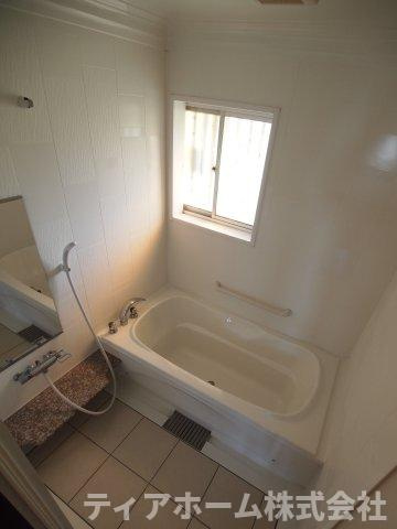 中曽司町テラスハウスの浴室|大きなサイズの浴槽です