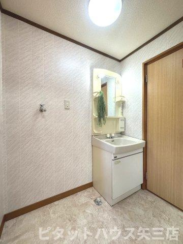 天神マンションⅠの洗面所|ゆったりとスペースのある洗面所