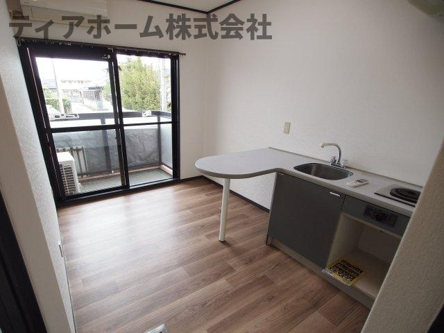 橋本市野の賃貸マンションの居間・リビング|ゆったり過ごせるリビングです