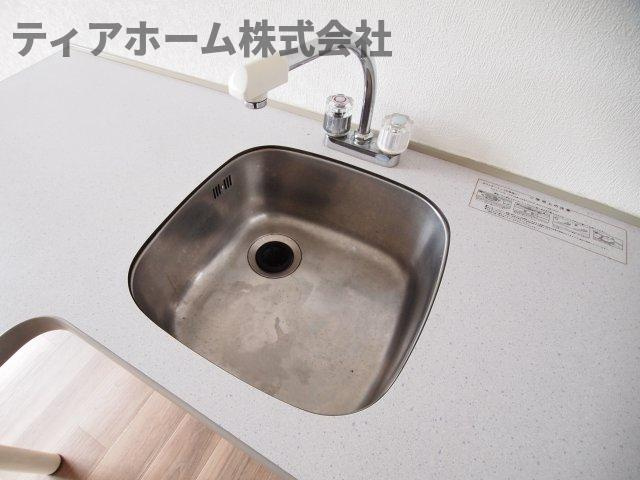 橋本市野の賃貸マンションのキッチン|コンパクトなキッチンで掃除もラクラク