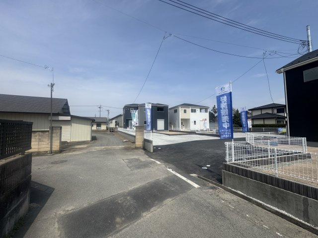 新築　佐波郡玉村町八幡原　Liveie Garden.S　１号棟の前面道路含む現地写真|現地写真　南西側接道幅員約3.8ｍ	