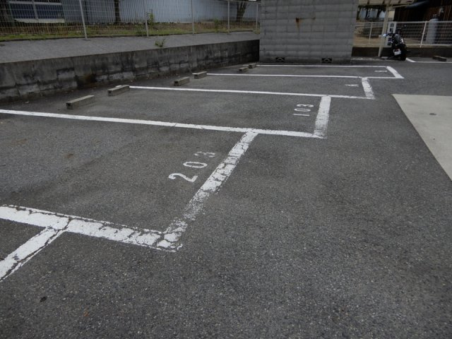 ロイヤル小林の駐車場