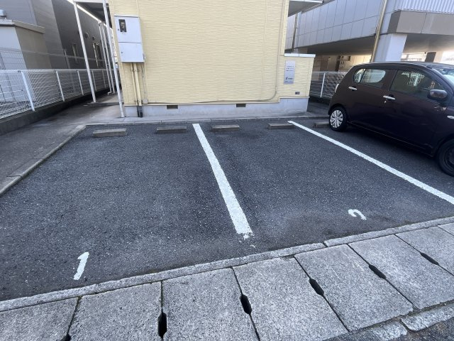 フラッツネオシティーの駐車場