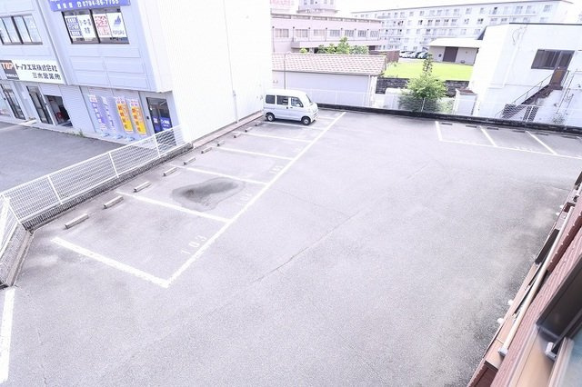 ドミール加佐の駐車場