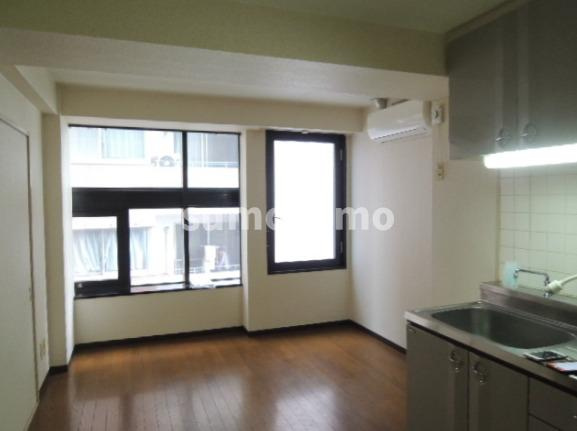 リアライズ尼崎の居間・リビング|落ち着いた色調の寝室です