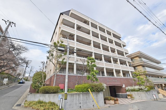 ロイヤルグラン夙川の外観|阪急「苦楽園口」駅徒歩17分×2024年1月室内リフォーム済の中古マンションです。
即日内覧可能！皆様からのご連絡を心よりお待ちしております。