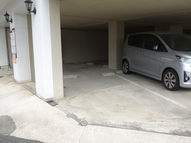 シャトレイユの駐車場