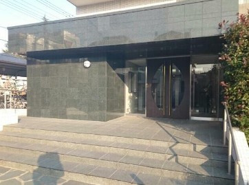 【エントランス】 | プリート　カーサ　イグサ | 重厚なエントランス。