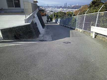 安芸郡府中町清水ヶ丘　新築一戸建ての前面道路含む現地写真