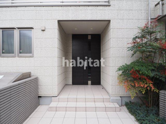 【エントランス】 | 白を基調とした端正な外観が目を惹きます