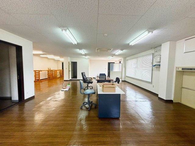 リバシティビル八王子(一棟ビル)の内装|2階事務所 左奥に洗面室・トイレ、左手前に玄関、右手前に物販用リフト有り