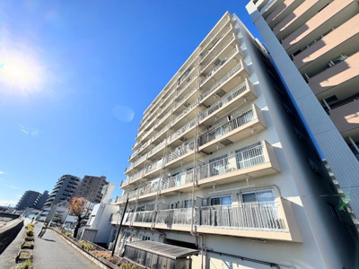 【外観】 | 鶴見リバーマンション | ◆堂々たる趣ながら、主張し過ぎずどこか余裕を感じさせるシャープなフォルムで佇む邸宅は、晴天の空と照らし合わせる事で、本来あるべき完成形の姿を見せてくれます。