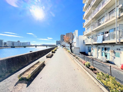 【周辺】 | 鶴見リバーマンション | ◆子育て世代のスタッフもいますので、お客様目線での物件選び、ご提案が可能です。お問い合わせいただきました物件以外も多数ご紹介させていただきます。