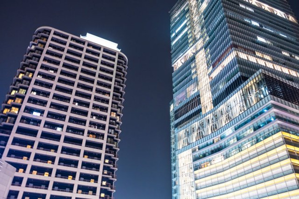 【外観】 | 【外観（夜）】グリッドパターンで建物全体を包み、モノトーンを基調としたハイセンスな都市景観を造像。