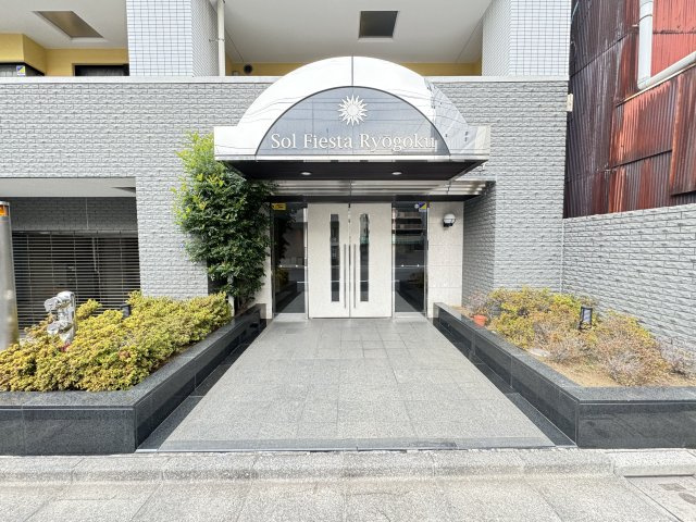 ソルフィエスタ両国のエントランス|緑豊かなエントランスがお出迎え