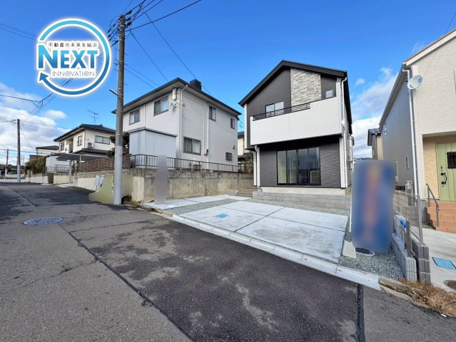 仙台市青葉区川平１期の前面道路含む現地写真|スタイリッシュな外観♪ワイドな駐車スペースを確保し、マイカー生活を快適に◎