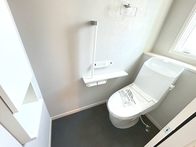 新築戸建　一宮市木曽川町黒田Ⅲ　全2区画分譲のトイレ|節水省エネの温水洗浄便座です。お掃除のしやすさを究めたフチなし形状でお手入れ楽々。