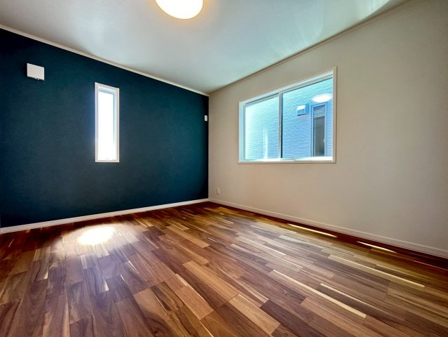 新築戸建　一宮市木曽川町黒田Ⅲ　全2区画分譲の寝室|全居室にたっぷり収納できる大型収納を設置。窓ガラスは断熱性能や結露防止効果の高いペアガラスです。