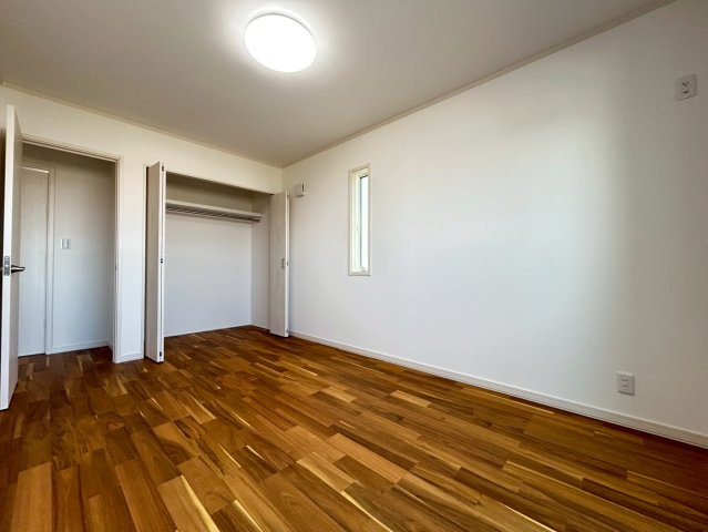 新築戸建　一宮市木曽川町黒田Ⅲ　全2区画分譲の洋室|全居室にたっぷり収納できる大型収納を設置。窓ガラスは断熱性能や結露防止効果の高いペアガラスです。