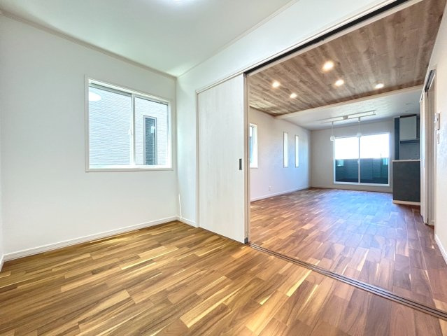 新築戸建　一宮市木曽川町黒田Ⅲ　全2区画分譲の洋室|全居室にたっぷり収納できる大型収納を設置。窓ガラスは断熱性能や結露防止効果の高いペアガラスです。