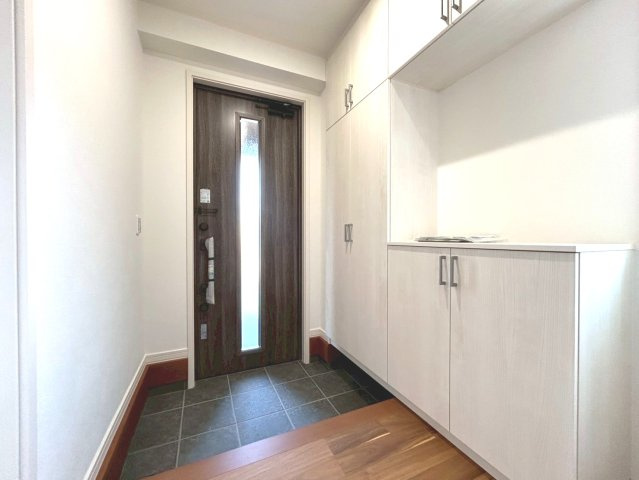 戸建　一宮市木曽川町黒田Ⅲ　全2区画分譲の玄関|大容量のシューズ収納付きで玄関周りもすっきり！玄関ドアからの光が玄関ホールを明るくしてくれます。