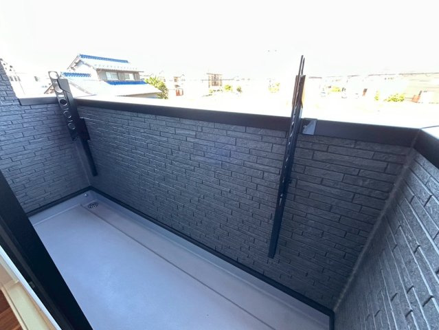 新築戸建　一宮市木曽川町黒田Ⅲ　全2区画分譲のバルコニー|バルコニーは南向きで洗濯物もよく乾きます！