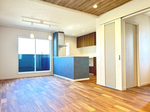 新築戸建　一宮市木曽川町黒田Ⅲ　全2区画分譲の居間・リビング|南向きで日当たりもよく大きな窓がリビング全体に光と風を運びます。ご家族でゆとりある暮らしができます。