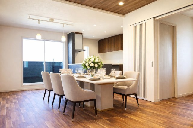 新築戸建　一宮市木曽川町黒田Ⅲ　全2区画分譲の居間・リビング|南向きで日当たりもよく大きな窓がリビング全体に光と風を運びます。ご家族でゆとりある暮らしができます。