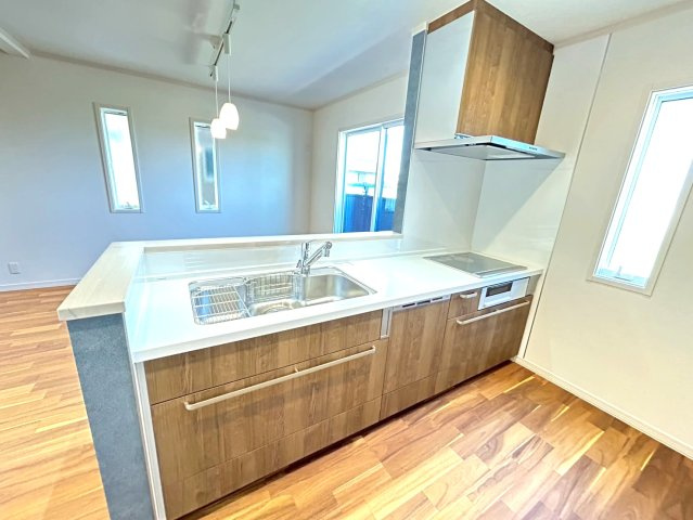 新築戸建　一宮市木曽川町黒田Ⅲ　全2区画分譲のキッチン|機能的なシステムキッチンです。収納力に優れた大容量の引出しでキッチン回りがスッキリ片付きます。