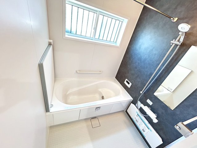 新築戸建　一宮市木曽川町黒田Ⅲ　全2区画分譲の浴室|１坪タイプのバリアフリー設計でゆったりとくつろげる浴室・浴槽です。タイル床でカビの発生を抑制します。