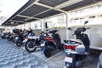 【駐車場】 | バイク置き場。空き区画の有無や駐輪料金、サイズおよび排気量規定などについては、改めてお問い合わせください。～即日のご見学可能～　お問合せはお気軽にどうぞ。
