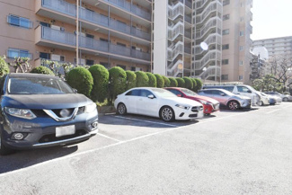 【駐車場】 | マンションの駐車場スペース。空きの有無や駐車料金、サイズ規定などについては、改めてお問い合わせください。～即日のご見学可能～　お問合せはお気軽にどうぞ。
