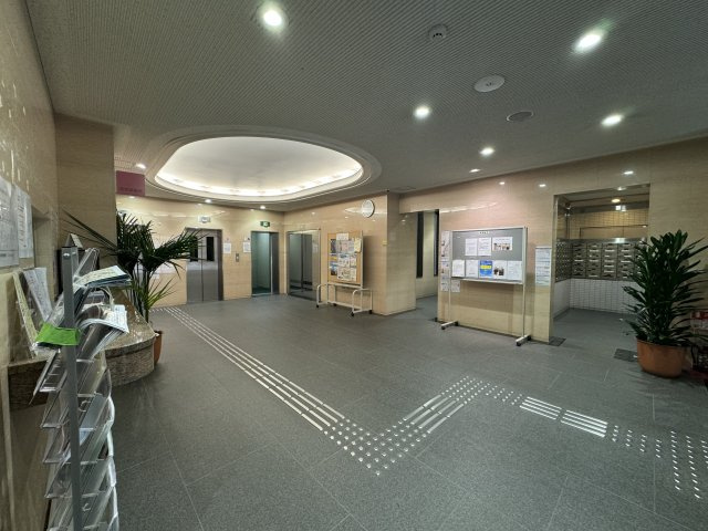 プリメール柳島のその他共用部分|広々としたエントランスホール