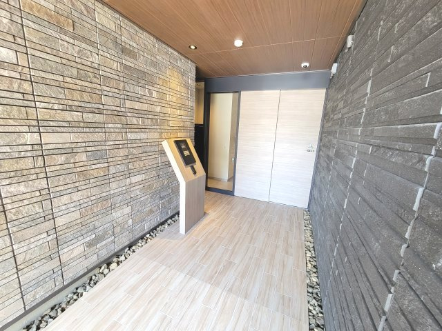 シャーメゾンNACのエントランス