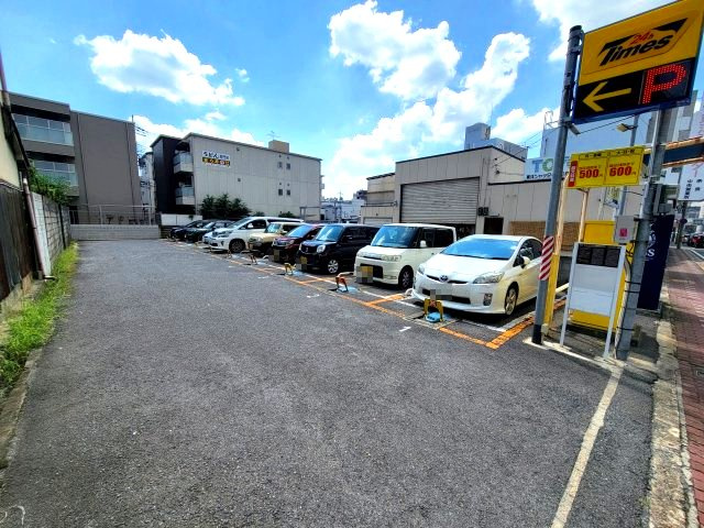 シャーメゾンNACの駐車場